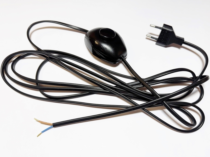 <p>
	Jätkujuhe pistikuga ja lülitiga, 3,4 meetrit</p>
