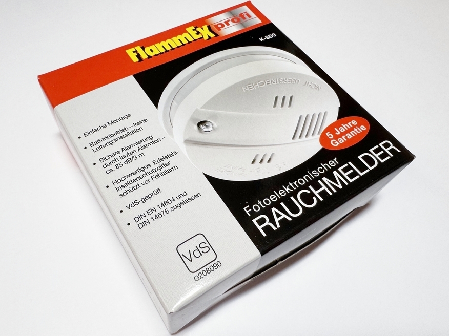 <p>
	Дымовой датчик с питанием от батарейки 9В, K-SD3, Flammex, RA43100004704</p>
