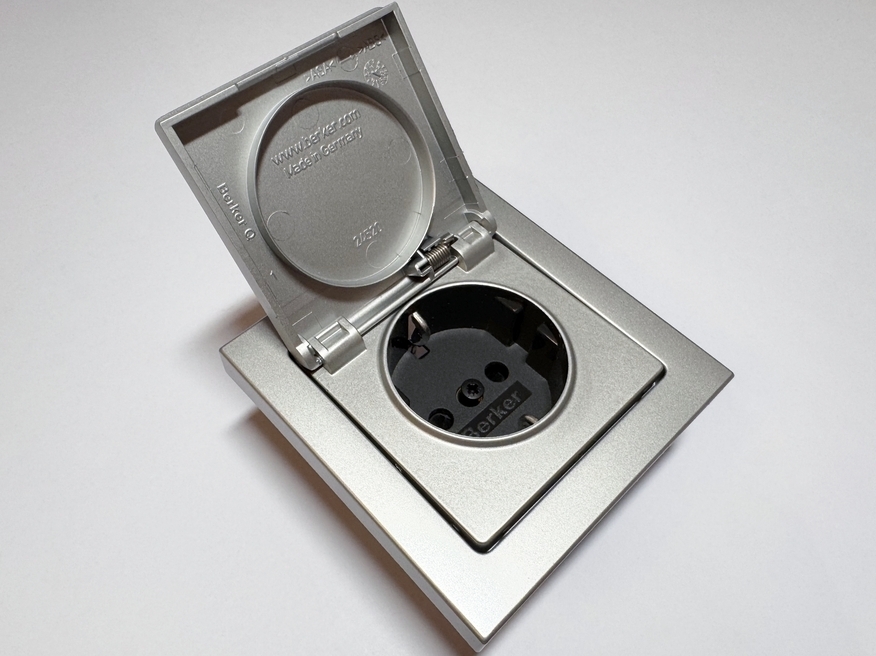 <p>
	Розетка скрытой установки влагостойкая Berker (серия - Q.1/Q.3/Q.7), 47516084</p>
