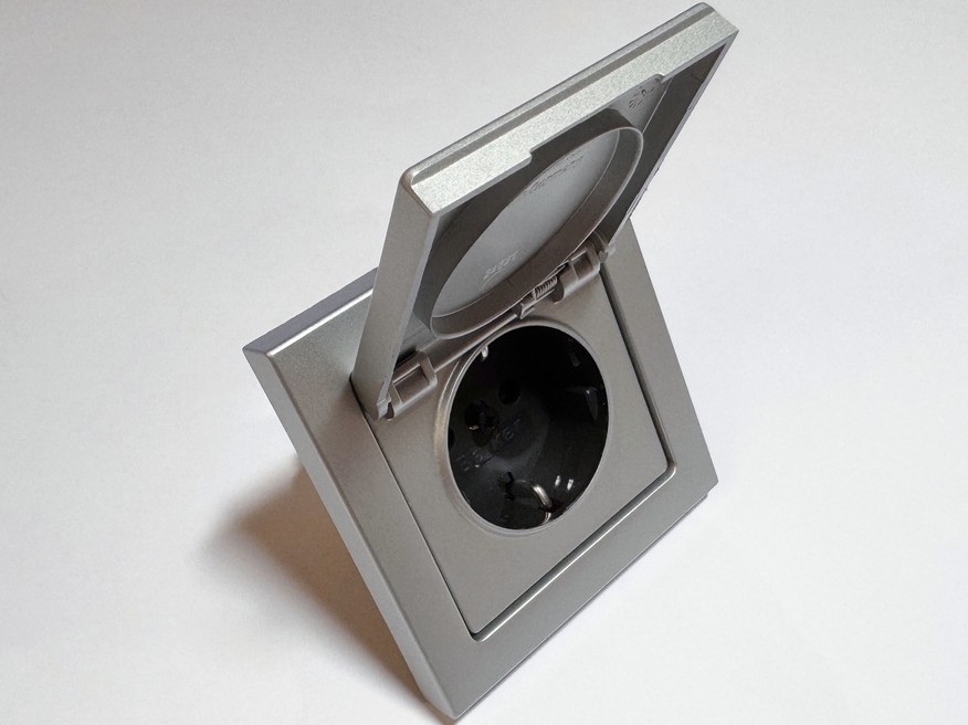 <p>
	Розетка скрытой установки влагостойкая Berker (серия - Q.1/Q.3/Q.7), 47516084</p>
