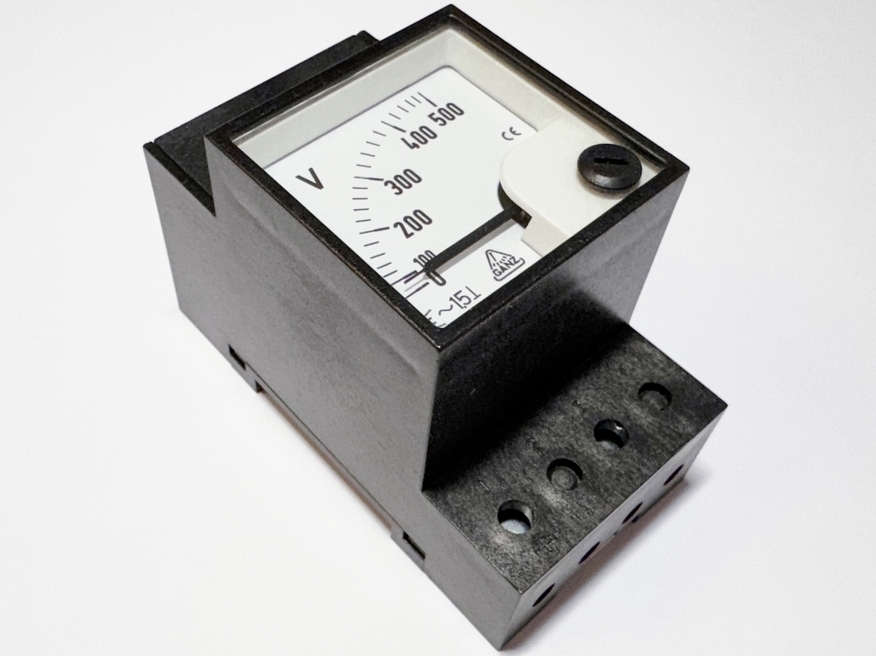 <p>
	Voltmeeter analoog 0-500V, Ganz</p>
