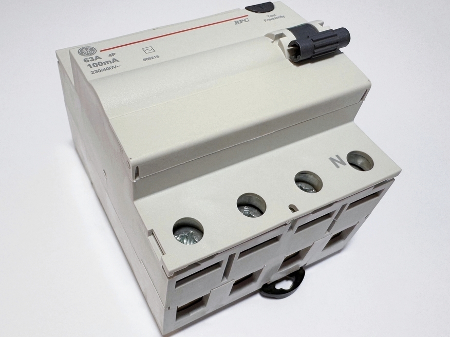 <p>
	Rikkevoolukaitse 3-faasiline 63 A, <font color="#ff0000">100mA(0,1A)</font>, General Electric, BPC463/100, 606218</p>
