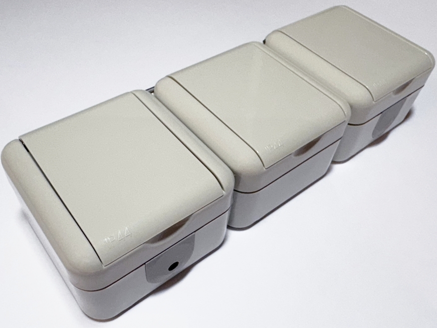 <p>
	Розетка открытой установки влагостойкая 3-ная, Reml, 229307000</p>
