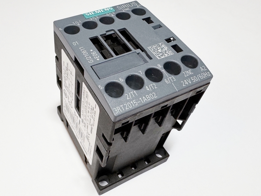 <p>
	Контактор 3-фазный 18A(12кВт), 3RT2015-1AB02, Siemens</p>
