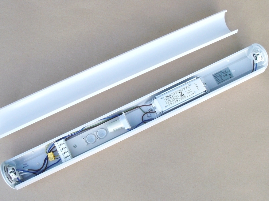 <p>
	Peeglivalgusti 1x18 W, Uni 118, Onnline, 4110268</p>
