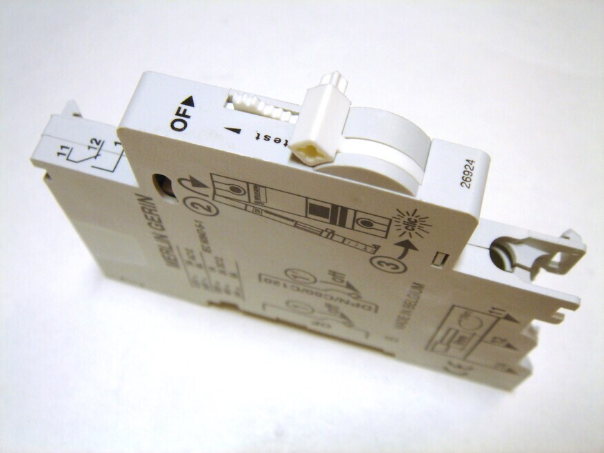 <p>
	Дополнительные контакты боковые 1NO/NC, Merlin Gerin, 26924</p>
