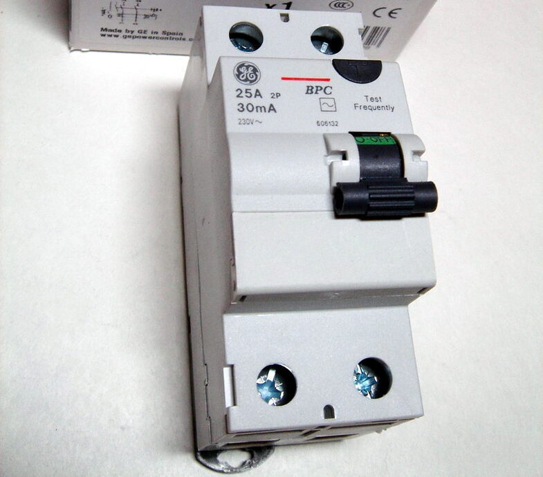 <p>
	Rikkevoolukaitse 1-faasiline 25 A, 30mA(0,03A), BPC225/030, General Electric, 606132</p>
