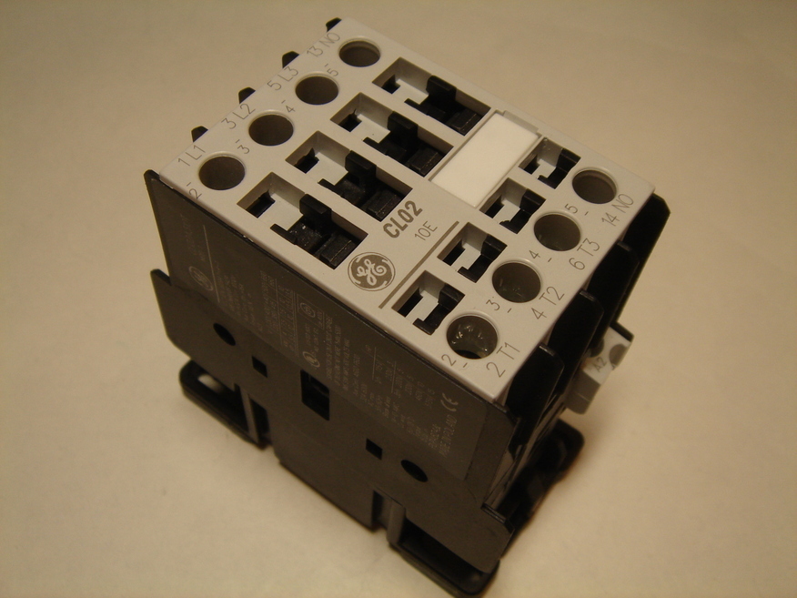 <p>
	Куплю контакторы 3-фазные 32A, CL02, General Electric</p>
