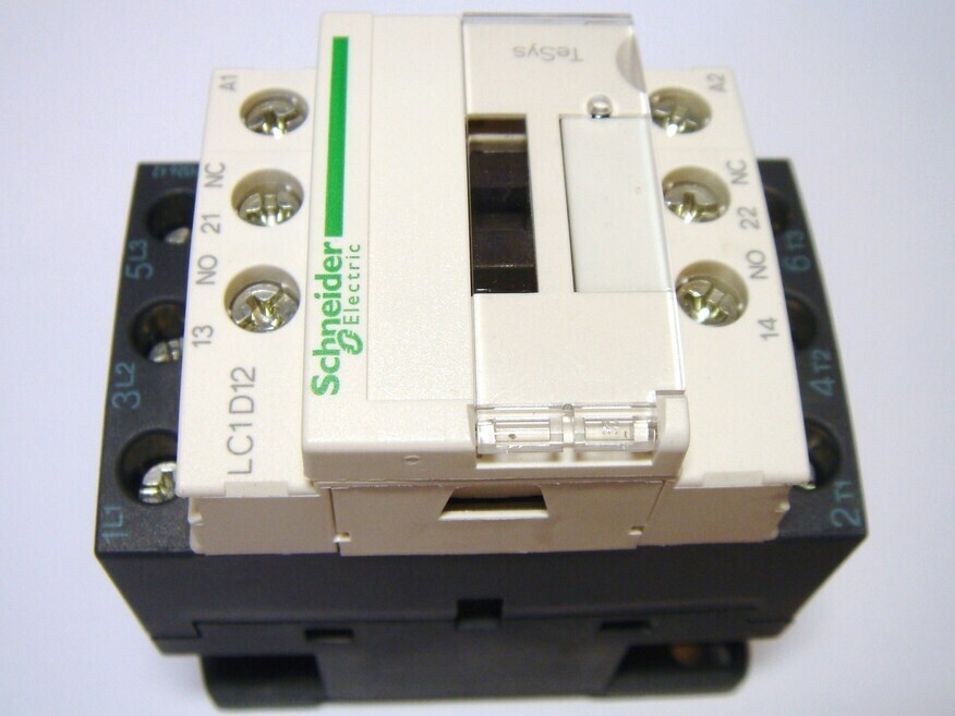 <p>
	Ostan kontaktoreid 3-faasilisi 25A, LC1D12, Schneider Electric</p>
