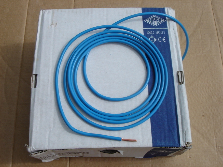 <p>
	Куплю провод 16 мм², чёрный, коричневый, синий</p>
