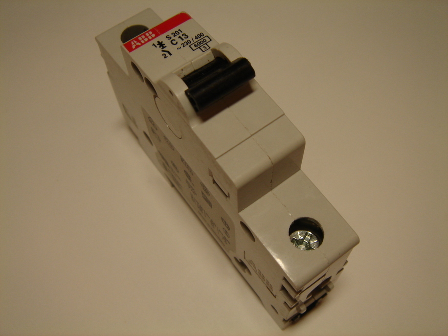 <p>
	Куплю модульные автоматические выключатели 1-фазные, B 13A, ABB, S201</p>
