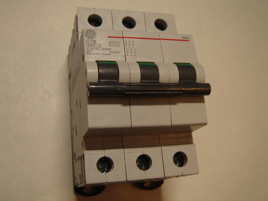 <p>
	Куплю модульные автоматические выключатели 3-фазные, C 16A, General Electric</p>
