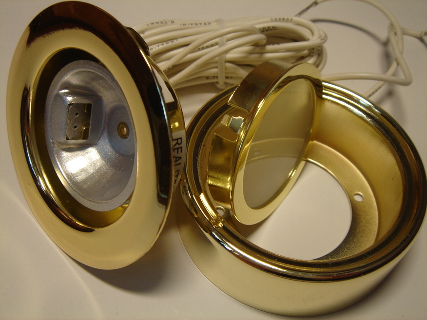 <p>
	Куплю галогеновые мебельные светильники</p>
