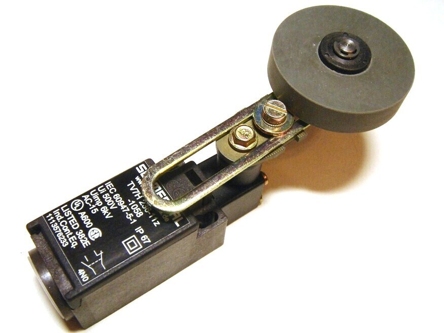 <p>
	Куплю концевые выключатели</p>
