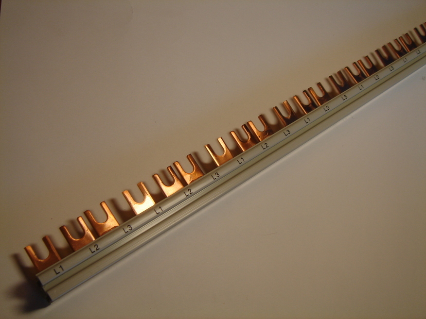 <p>
	Куплю токопроводящие шины штырьевые в изоляции (расчёски) 3-фазные 54 модулей, General Electric</p>
