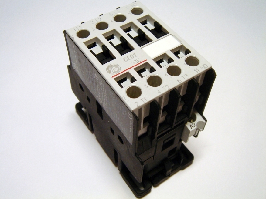 <p>
	Контактор 3-фазный 25A(16кВт), CL01A310TN, General Electric, 104084</p>
