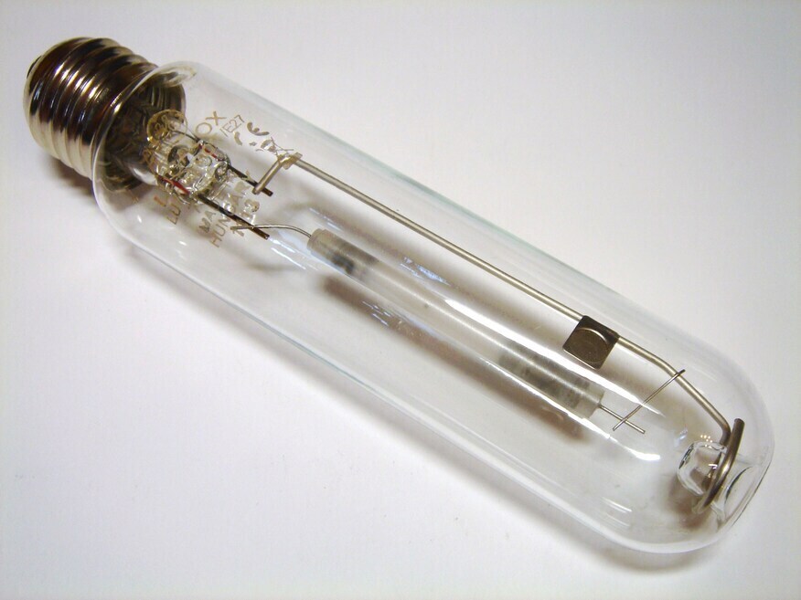 <p>
	Натриевая лампа 70Вт, LU70/90/MO/T/E27, General Electric, Lucalox, 46221</p>
