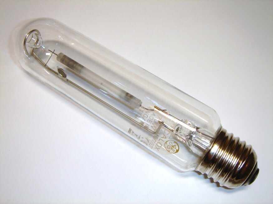 <p>
	Натриевая лампа 70Вт, LU70/90/MO/T/E27, General Electric, Lucalox, 46221</p>
