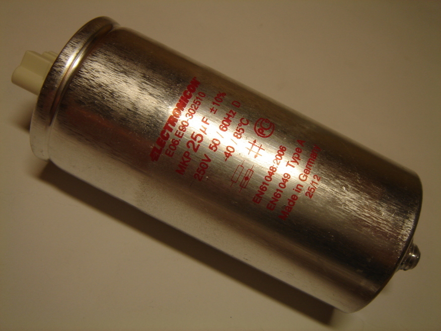 <p>
	Куплю конденсаторы 100 µF</p>
