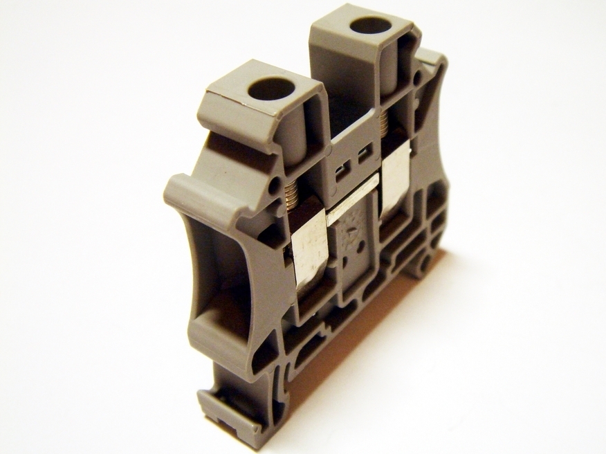 <p>
	Проходная клемма 10 мм², серая, UT 10, Phoenix Contact, 3044160</p>
