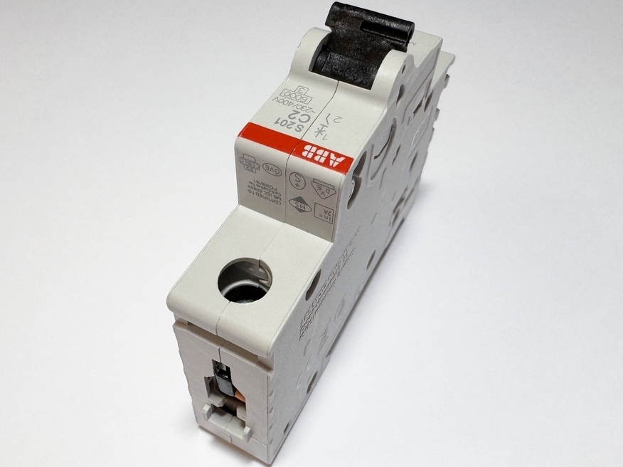 <p>
	Модульный автоматический выключатель 1-фазный C 2A, ABB, S201-C2, 2CDS251001R0024</p>
