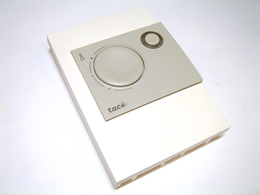 <p>
	Настенный датчик температуры STR102, Tac, 0-046-0030-0</p>
