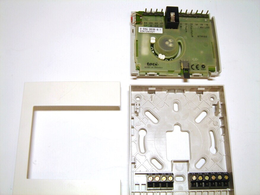 <p>
	Настенный датчик температуры STR102, Tac, 0-046-0030-0</p>
