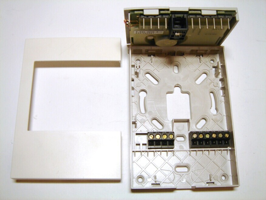 <p>
	Настенный датчик температуры STR102, Tac, 0-046-0030-0</p>
