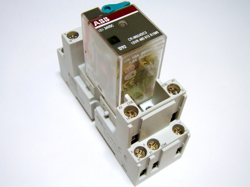<p>
	Реле ABB CR-M024DC3 вместе с гнездом CR-M3SS</p>
