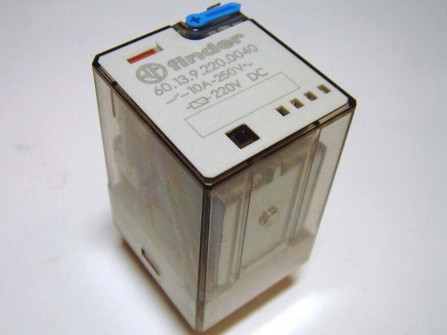 <p>
	Реле Finder 60.13.9.220.0040</p>
