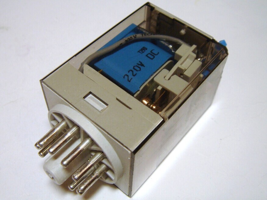 <p>
	Реле Finder 60.13.9.220.0040</p>
