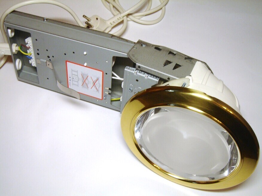 <p>
	Светильник 1 x 18 Вт, CASA 16 118F SI CP2, Høvik Lys, Glamox, 23070801</p>
