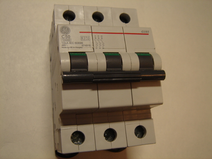 <p>
	Куплю модульные автоматические выключатели 3-фазные, C 50A, General Electric</p>
