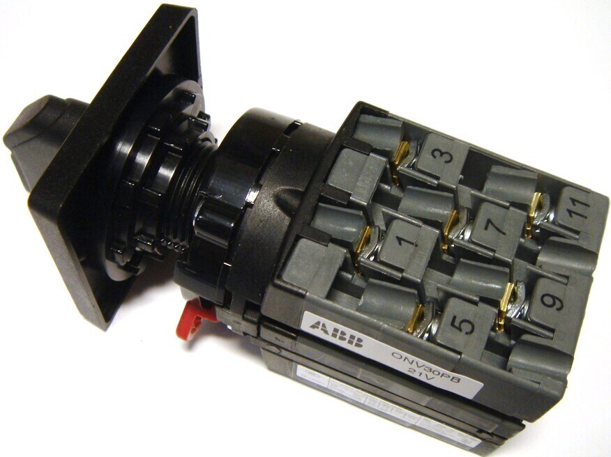 <p>
	Селекторный переключатель 3-полюсный 25A, ONV30PB, ABB, 1SCA022533R5500</p>
