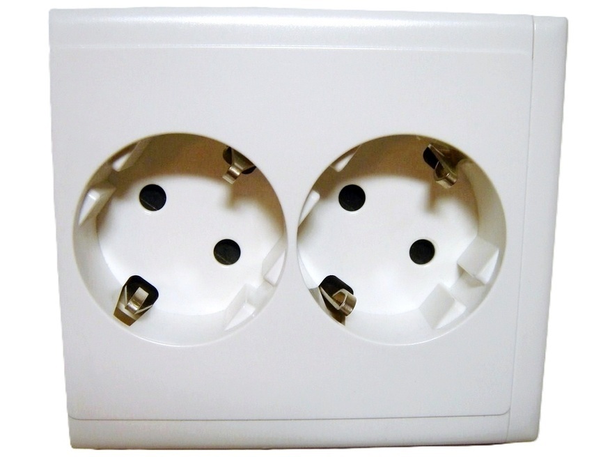 <p>
	Pistikupesa kaablikarbikusse 2-ne, 37° viltu, Schneider Electric, CYB-PS, 5940010</p>
