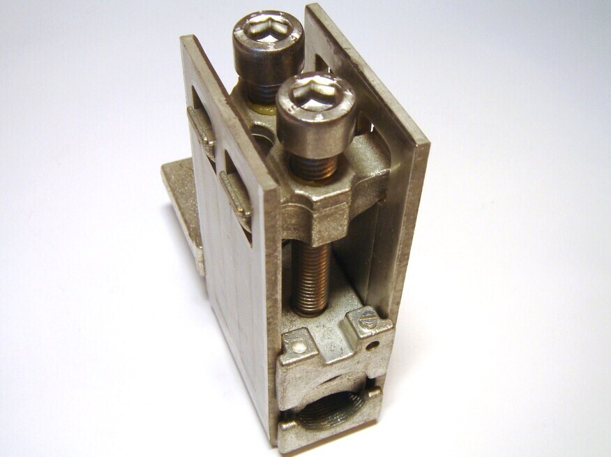 <p>
	Кабельный зажим без основания 2x(70-185) мм², ABB, OZXB 4, 1SCA022137R4760</p>
