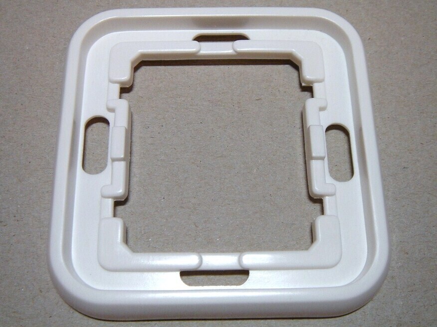 <p>
	1 - ная рамка Legrand Branco, 70654</p>
