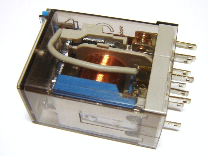 <p>
	Реле Finder 55.33.9.220.0010</p>
