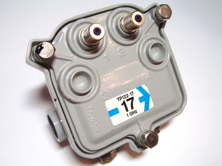 <p>
	TV signaali jagur 1 sisse - 2 välja, TP122-17, Teleste</p>
