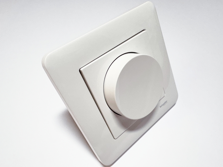 <p>
	Куплю регуляторы света скрытой установки</p>
