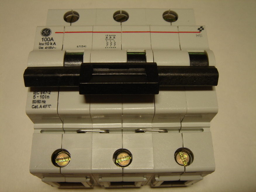 <p>
	Куплю модульные автоматические выключатели 3-фазные, C 100A, General Electric</p>
