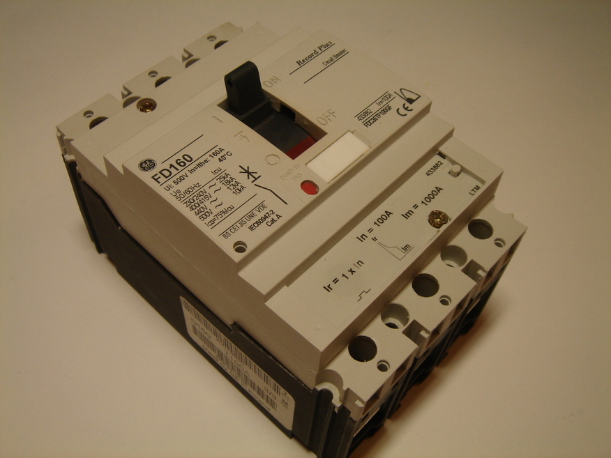 <p>
	Куплю автоматические выключатели 3-фазные, 100A, General Electric</p>
