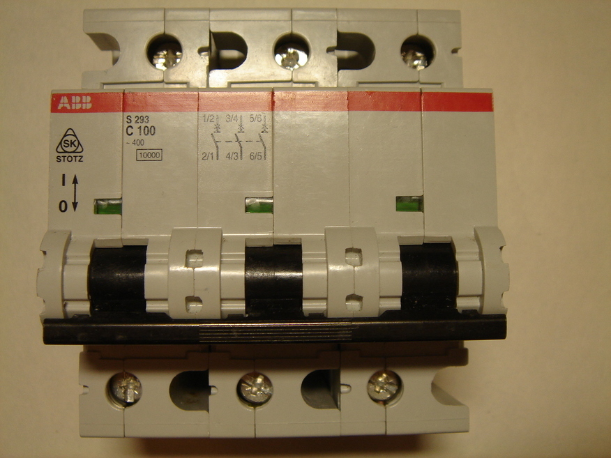 <p>
	Куплю модульные автоматические выключатели 3-фазные, C 100A, ABB</p>
