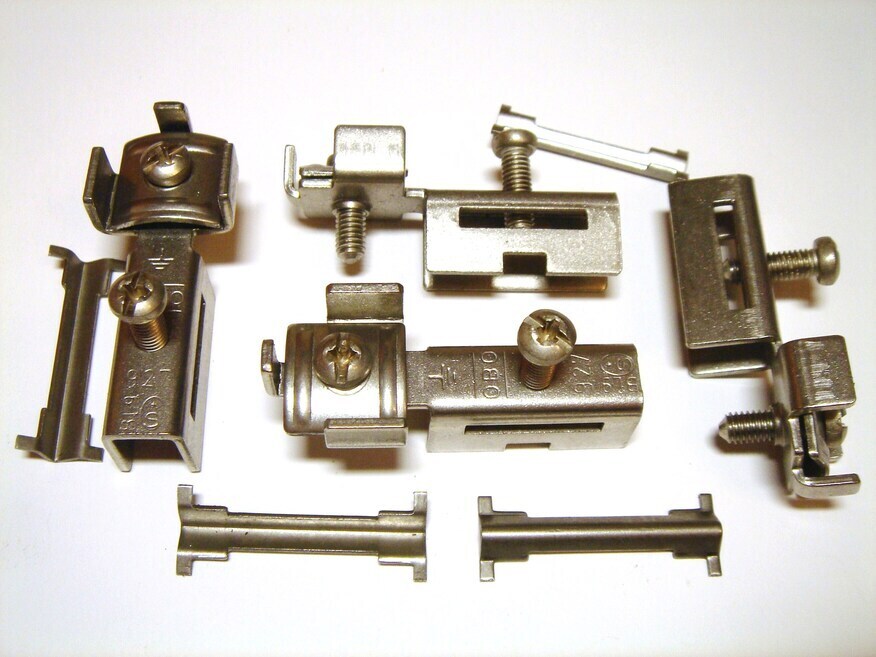 <p>
	Куплю зажимы для скобы ленты заземления 927 SCH-K-VA, OBO</p>
