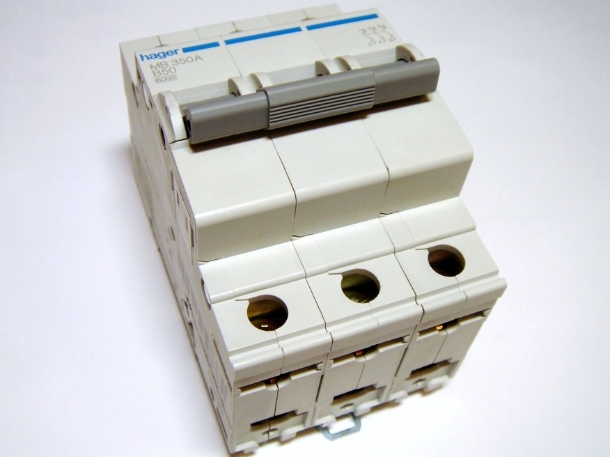 <p>
	Moodulkaitselüliti 3-faasiline B 50A, Hager, MB350A, 432738</p>
