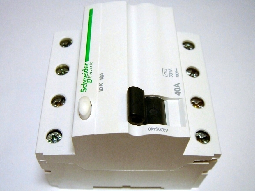 <p>
	Rikkevoolukaitse 3-faasiline 40 A, 30mA(0,03A), A9Z05440, Schneider Electric, Acti 9 K, 047391</p>

