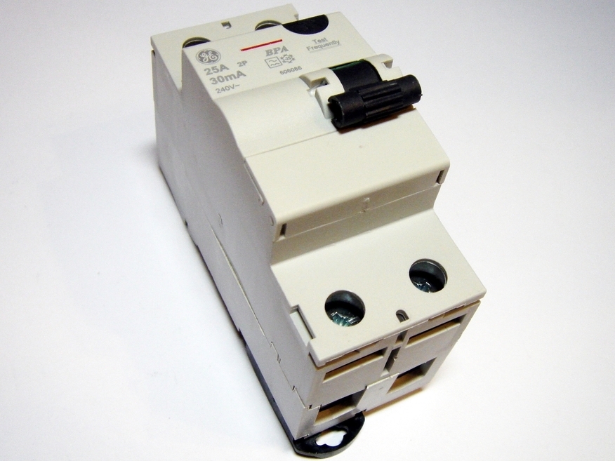 <p>
	Ostan rikkevoolukaitselüliteid 1-faasilisi, 25 A. ja 40 A, 30mA, General Electric</p>
