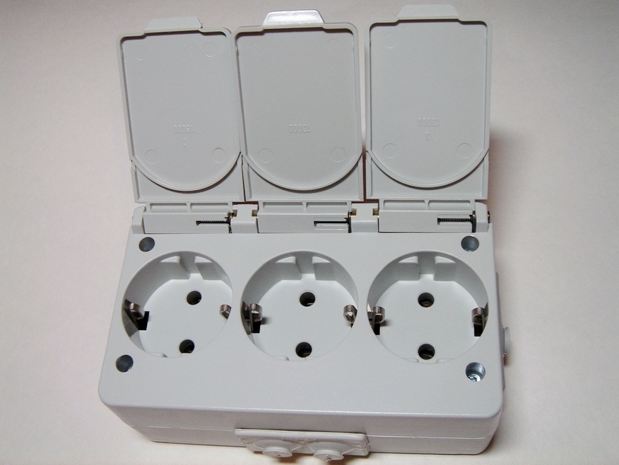 <p>
	Куплю розетки открытой установки влагостойкие 3-ные</p>
