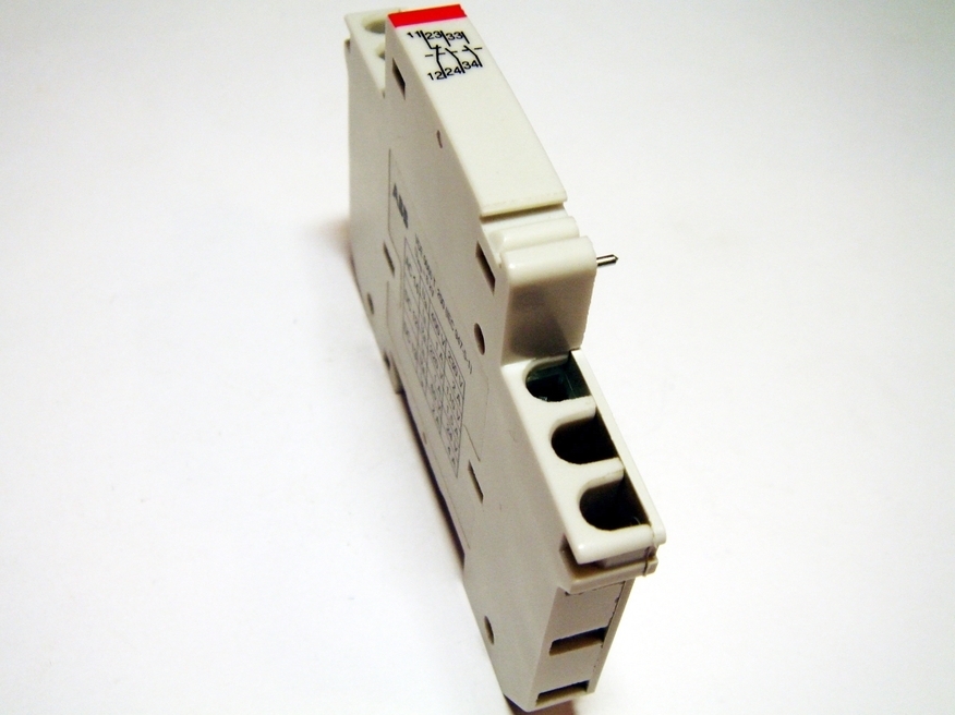 <p>
	Signaal/abikontakt 1NC+2NO, S2-H21, ABB, GHS2701936R0001</p>
