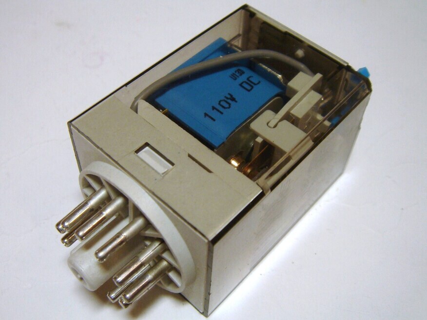 <p>
	Реле Finder 60.13.9.110.0060</p>
